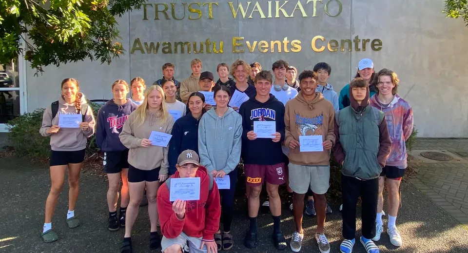 Studenti della Mercury Bay Area School si trovano davanti al Trust Waikato Awarumu Events Centre.