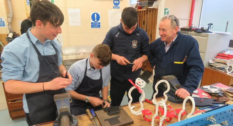 Studenti della Kilkenny City Vocational School lavorano insieme a un progetto in un laboratorio.