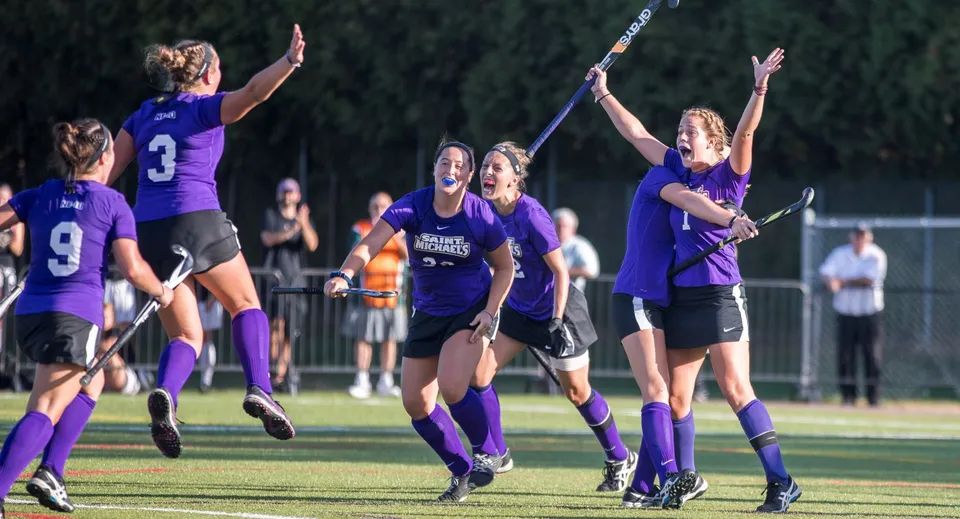 Un gruppo di calciatrici festeggia sul campo della St. Michaels University School dopo una partita.