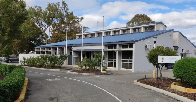 L'edificio principale moderno a più piani della Balga Senior High School con facciata in vetro e spazi esterni verdi.