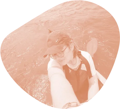 Studente in kayak con cappellino si fa un selfie durante un'escursione sull'acqua