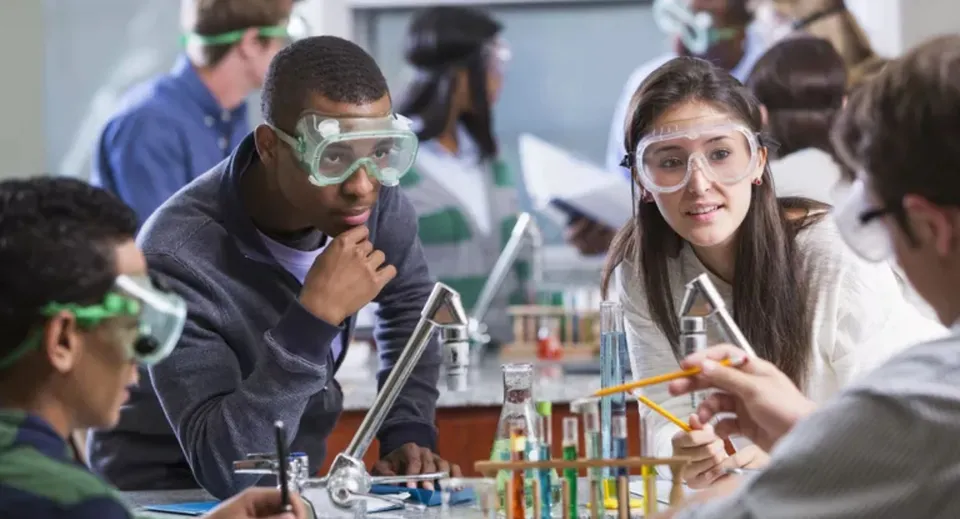 Studenti della Osgoode Township High School eseguono un esperimento in laboratorio con occhiali protettivi.