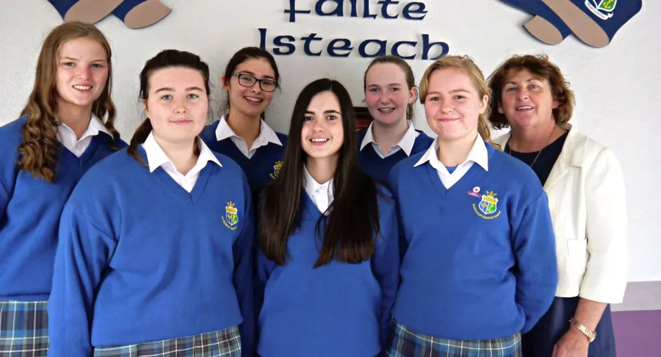 Un gruppo di studenti e insegnanti della St. Joseph’s Secondary School (Castlebar) posa insieme davanti a un cartello di benvenuto.