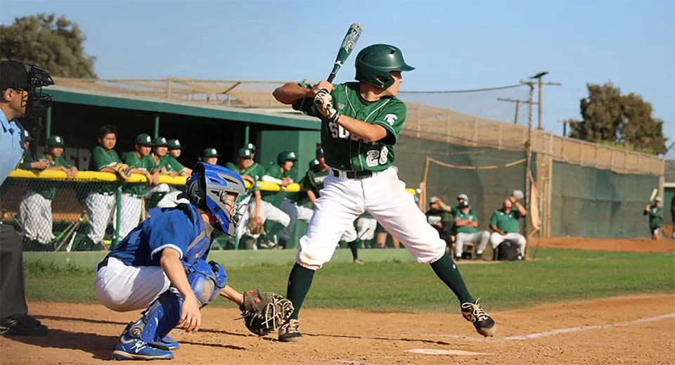 Un giocatore di baseball del Torrance Unified School District è alla battuta e si prepara a colpire la palla.