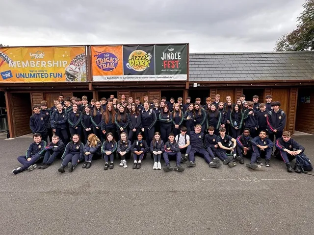 Klassenfoto einer irischen Schule in Schuluniform vor dem Schulgebäude