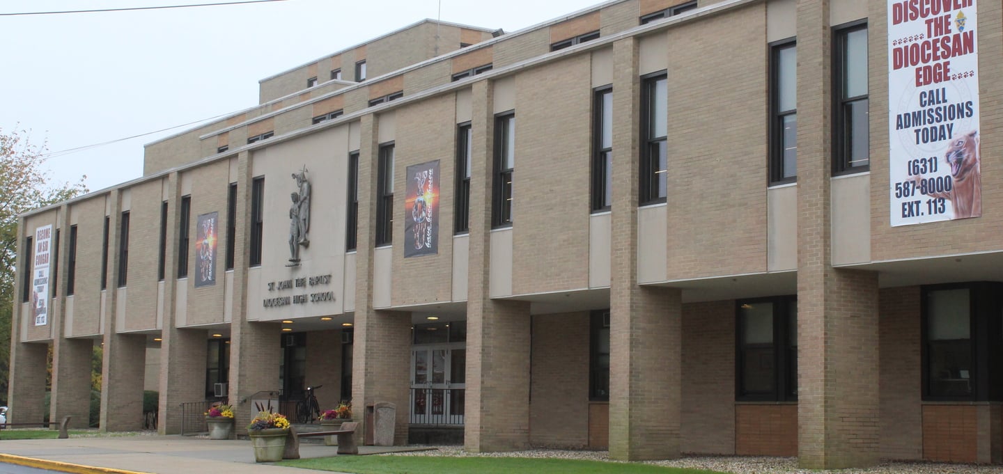 L'edificio principale della St. John the Baptist High School a West Islip, con l'ingresso e gli striscioni della scuola sulla facciata.