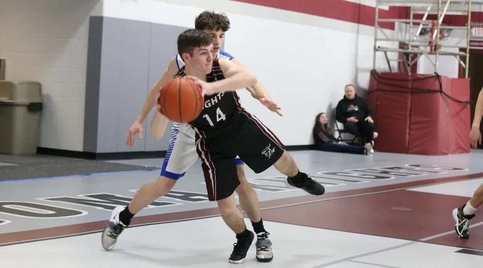 Due studenti giocano a basket sul campo sportivo della Algoma Christian High School.