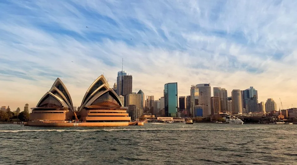 La Sydney Opera House si vede dal campus del Dickson College con lo skyline della città sullo sfondo.