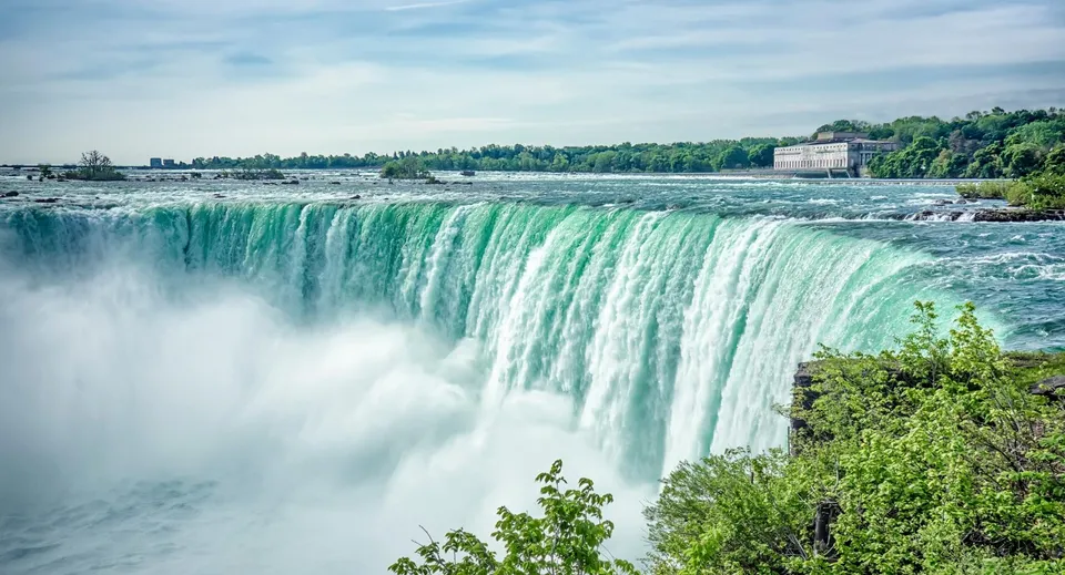 Le Cascate del Niagara con l'acqua che precipita creando una fitta nebbia.