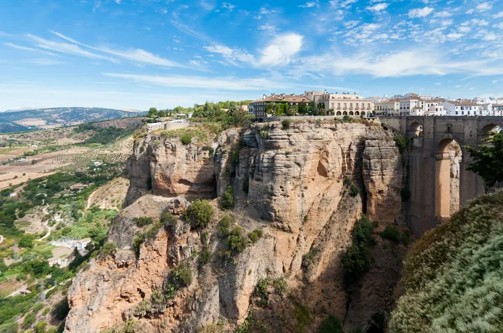 Die Schlucht El Tajo mit der Brücke Puente Nuevo in Ronda