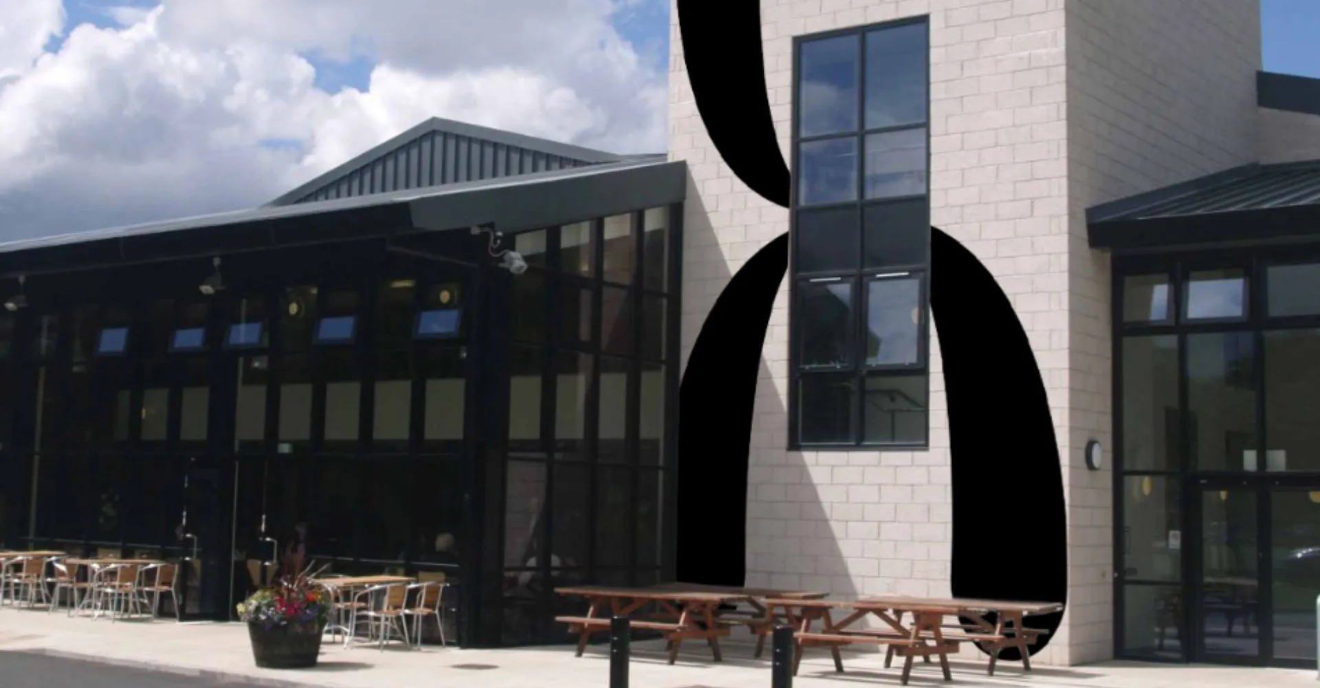 L'edificio moderno a più piani della The Hammond School con area esterna e sedute in legno.