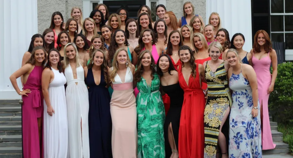 Un gruppo di giovani donne in abiti colorati è sulla scalinata davanti a un edificio della Virginia Episcopal School.