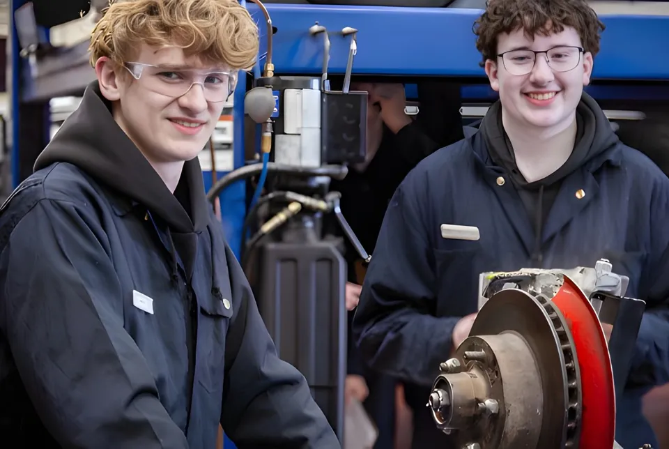 Due studenti della École Secondaire Beaumont Composite High School si trovano in officina tra vari attrezzi.