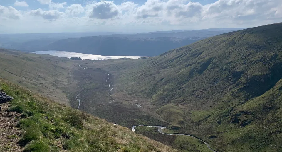 Paesaggio montuoso con laghi e cascate nei pressi della Barnard Castle School.