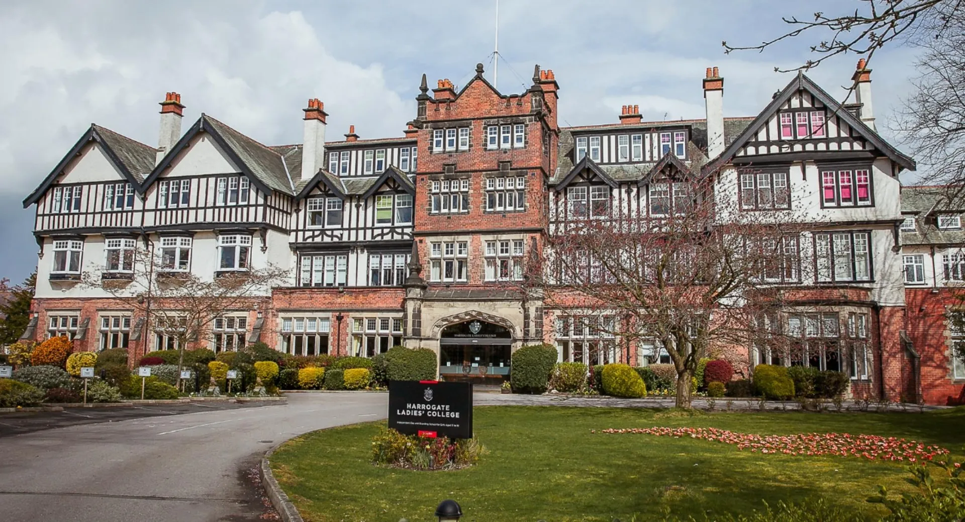 L'edificio in stile Tudor con giardino e viale dell'Harrogate Ladies’ College mostra l'architettura storica della scuola.