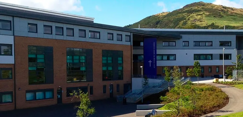 L'edificio moderno a più piani della Holy Rood High School è circondato da una lussureggiante vegetazione.