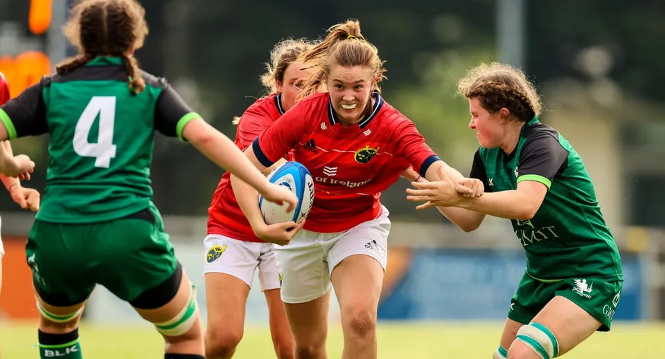Le studentesse del Bantry Community College giocano un'intensa partita di calcio sul campo sportivo.