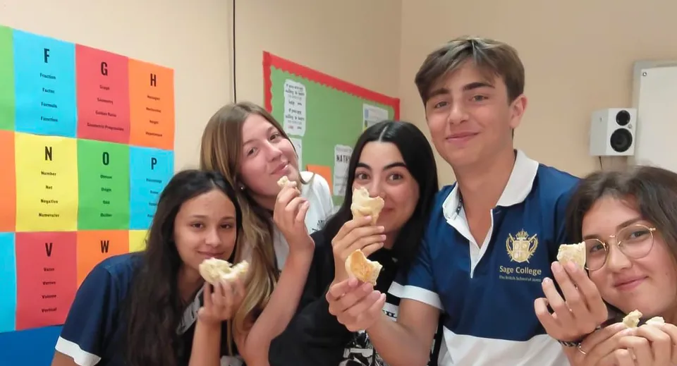 Gli studenti del Sage College si godono una pausa in classe con poster didattici colorati alle pareti.