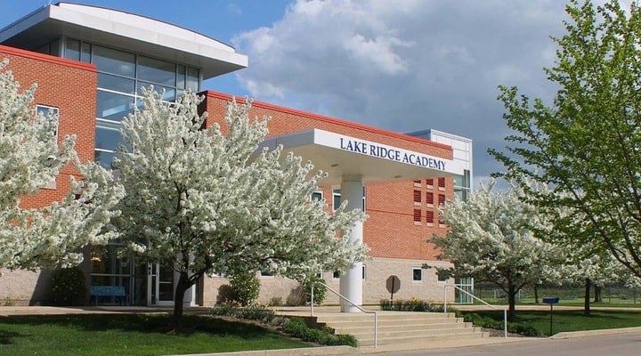Backsteingebäude einer US-amerikanischen Privatschule mit blühenden Bäumen