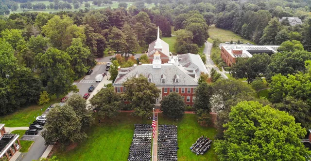 Das historische Gebäude mit einer weißen Kuppel auf dem Campus der Shady Side Academy ist von vielen Bäumen umgeben.