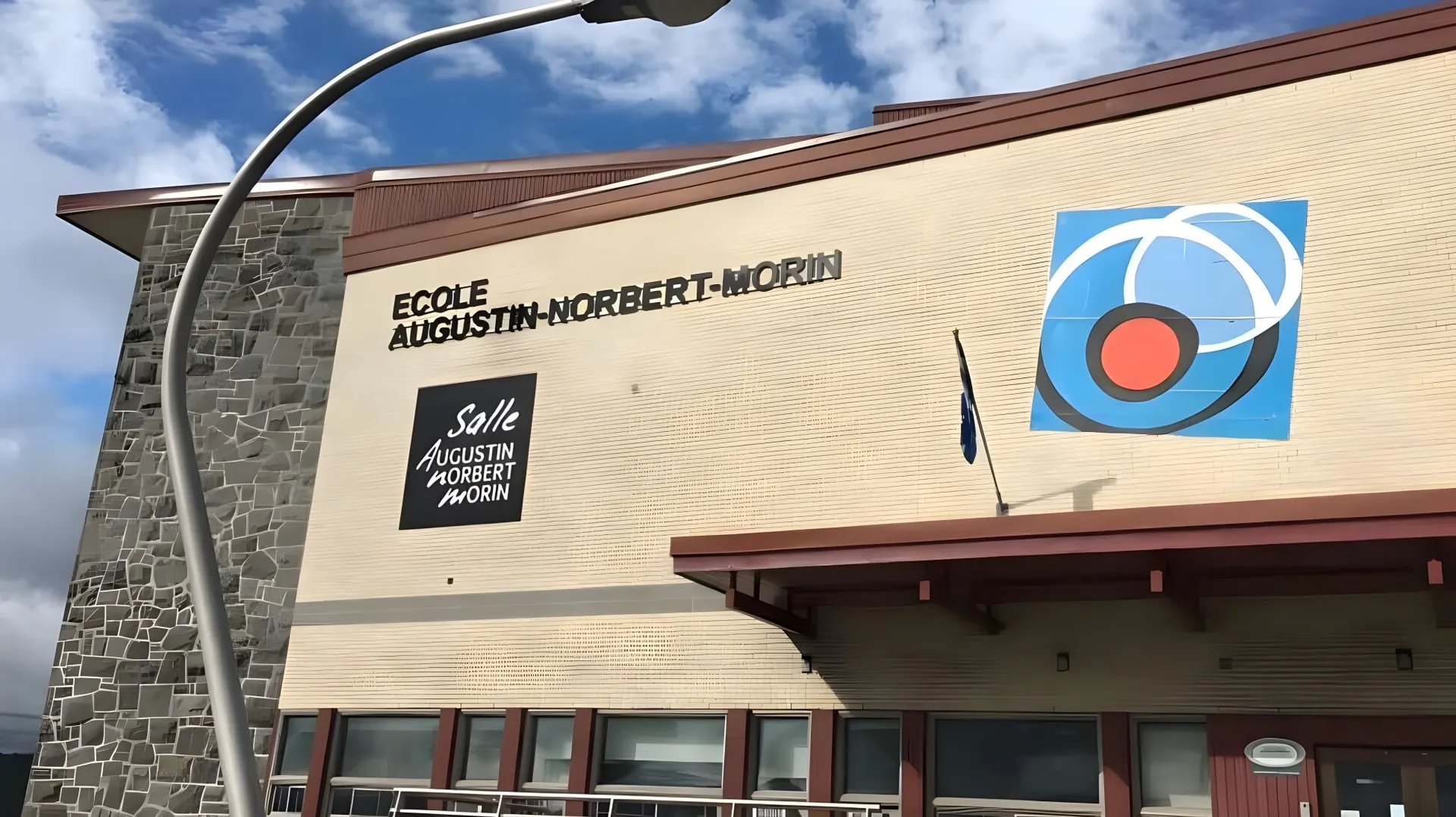 L'edificio scolastico della École Secondaire Augustin-Norbert-Morin mostra una facciata in pietra e mattoni con una grande insegna con il nome della scuola.
