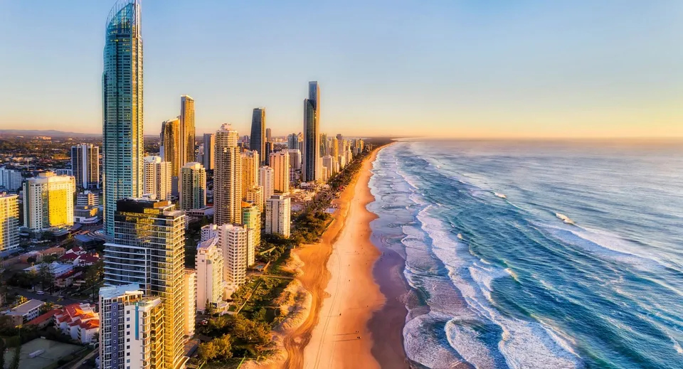 Foto aerea della costa con grattacieli e spiaggia vicino alla Whitsunday Anglican School.