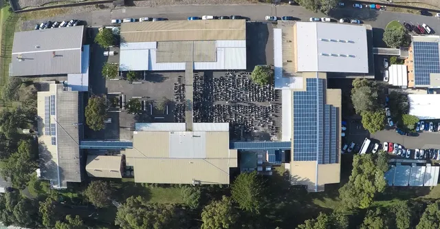 L'edificio a più piani della Cronulla High School è circondato da alberi e altri edifici.