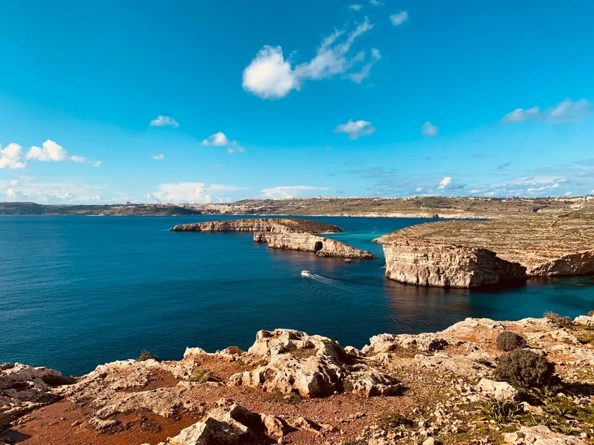Vista panorámica de la costa rocosa y del mar azul intenso de Malta