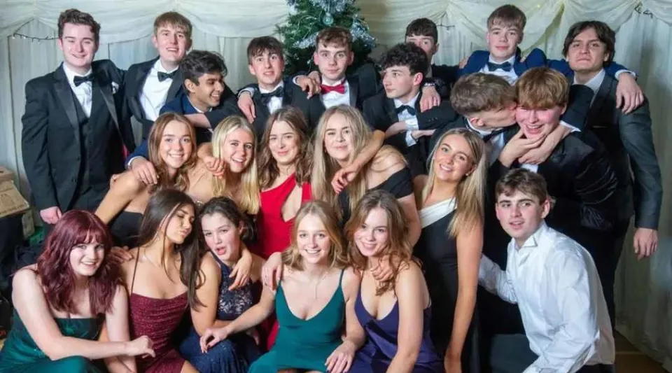 Un gruppo di studenti della Longridge Towers School posa insieme in abiti da festa.