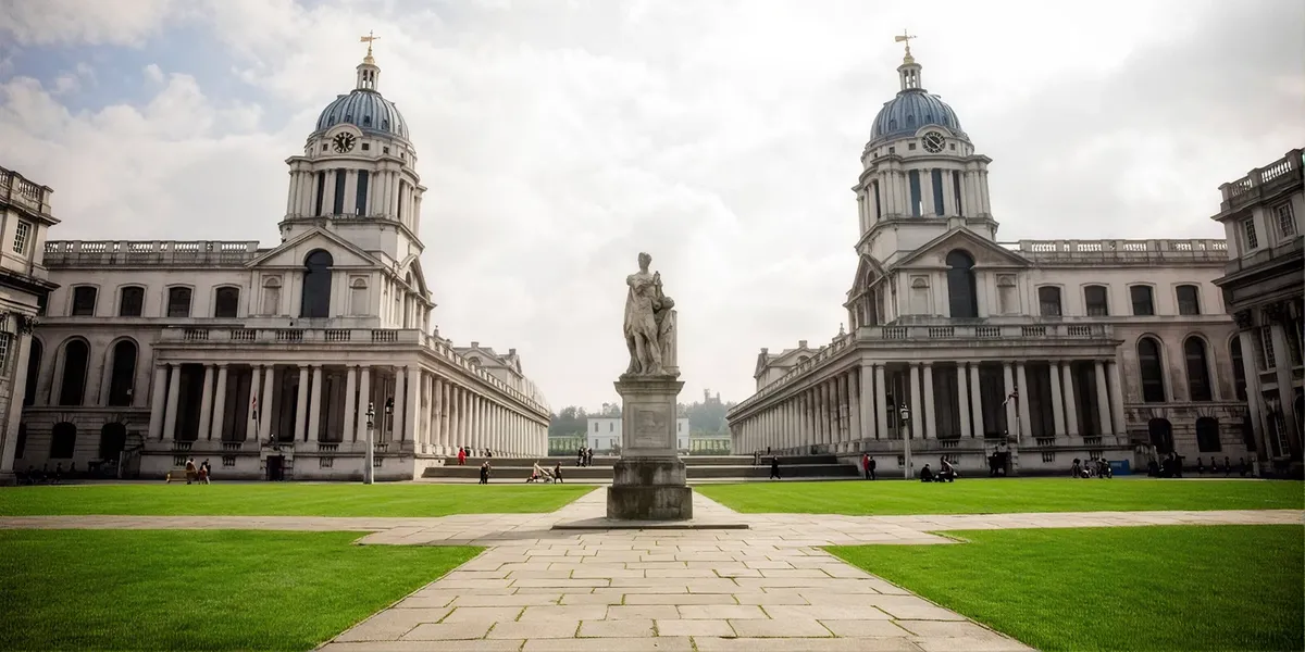 Los edificios del Old Royal Naval College de la University of Greenwich con la estatua del patio central