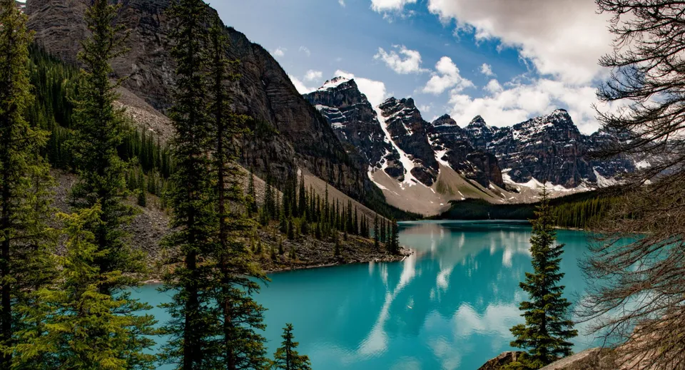 Un tranquillo lago turchese circondato da montagne innevate e foreste di sempreverdi vicino alla Nepean High School.