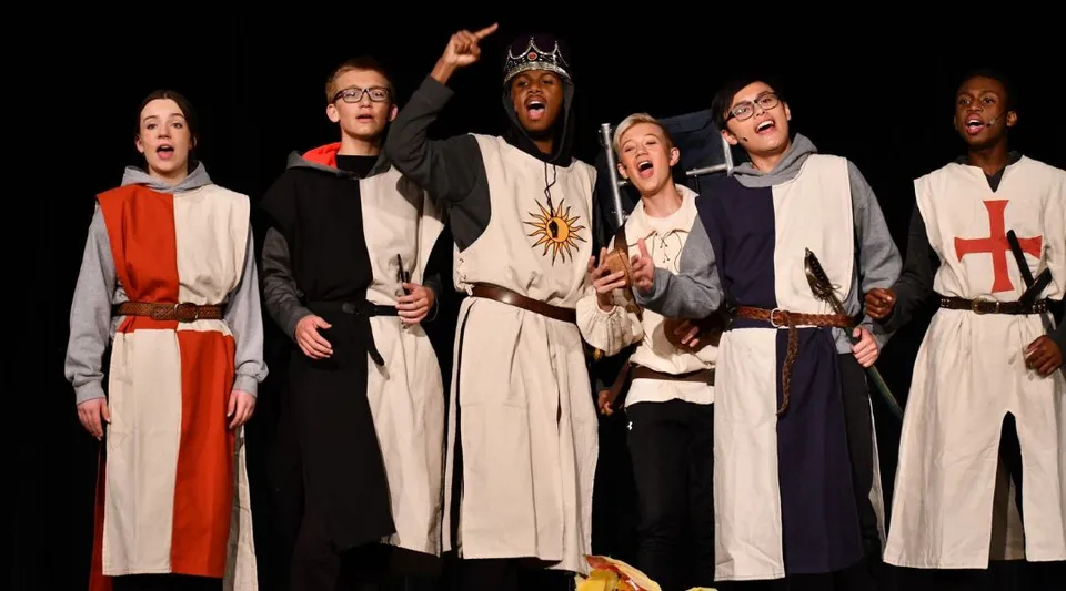 Studenti della Wayland Academy mettono in scena uno spettacolo teatrale medievale in costumi d'epoca.