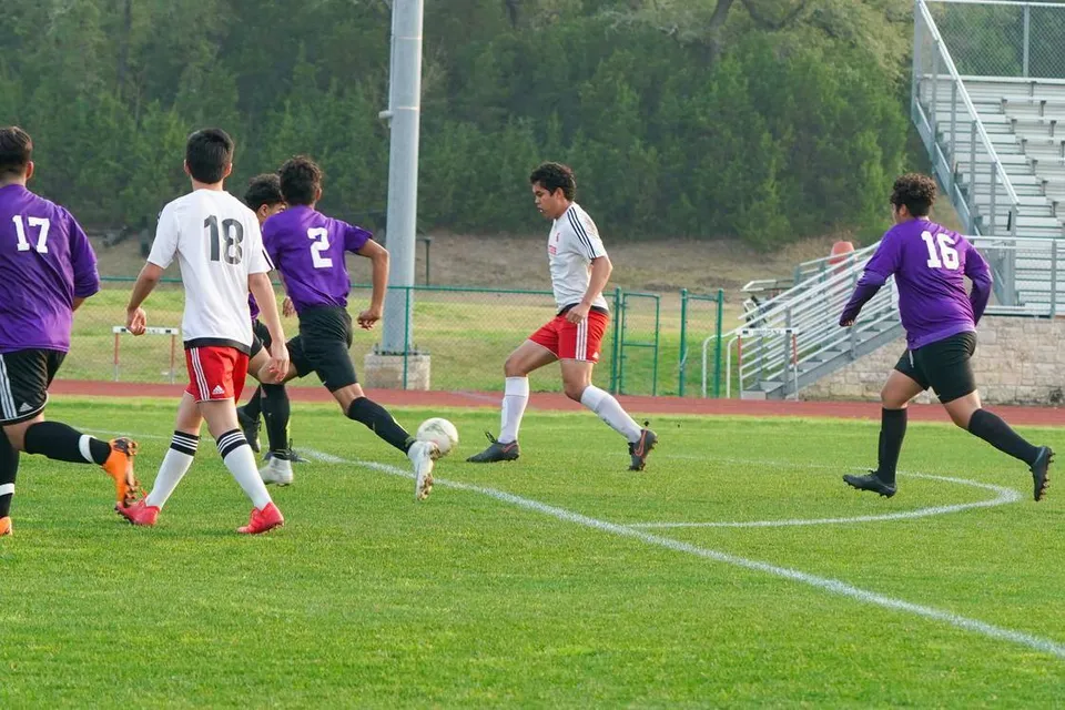 Studenti della St. Stephen's Episcopal School giocano una partita di calcio sul campo sportivo.