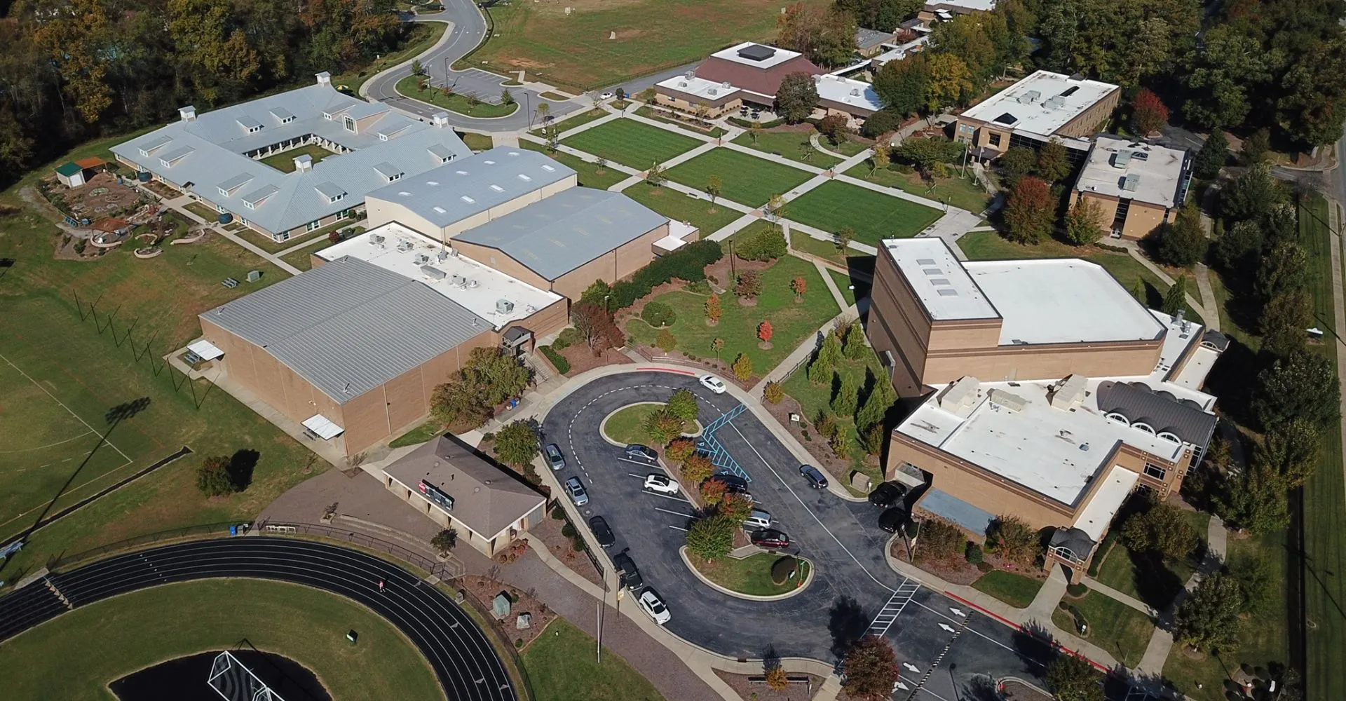 Veduta aerea dell'ampio campus della Greensboro Day School con edifici e aree verdi.