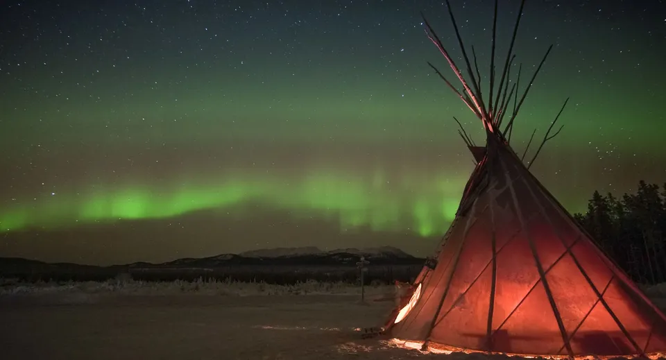 Le luci del nord risplendono sopra un tradizionale tepee nel campus della Rothesay Netherwood School.