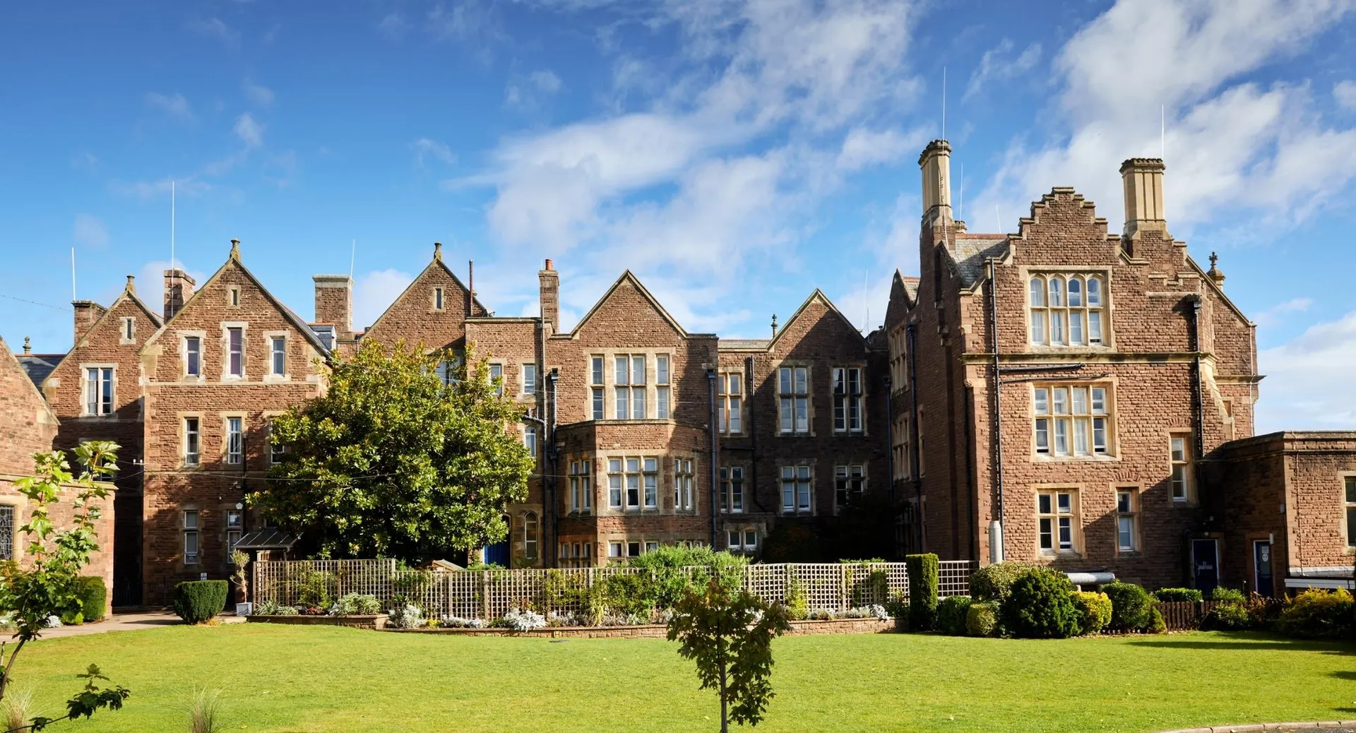 L'edificio storico della Monmouth School for Boys è circondato da un prato ben curato e da una verde vegetazione.