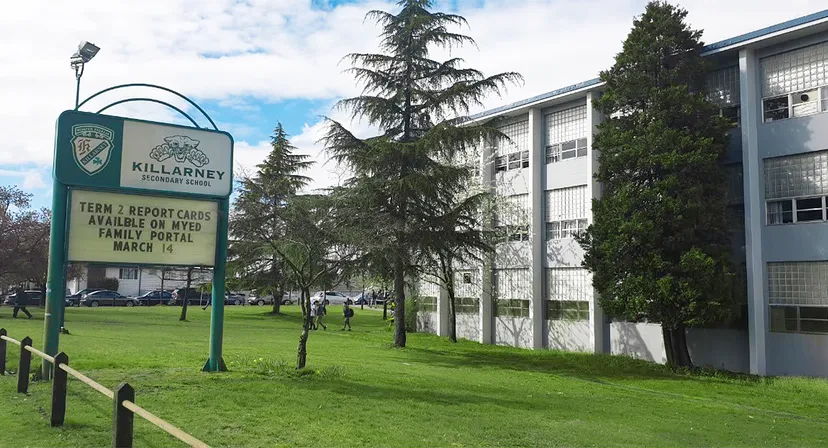 L'edificio della Killarney Secondary School è visibile dietro un cartello verde del Community Center.