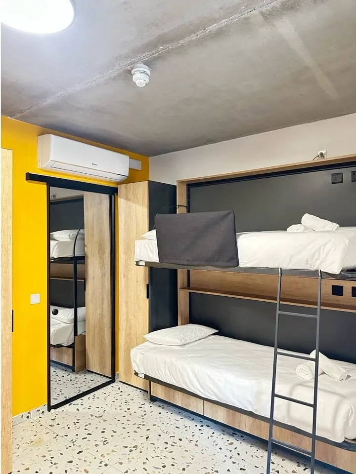 Habitación del alojamiento con literas, armario y aire acondicionado