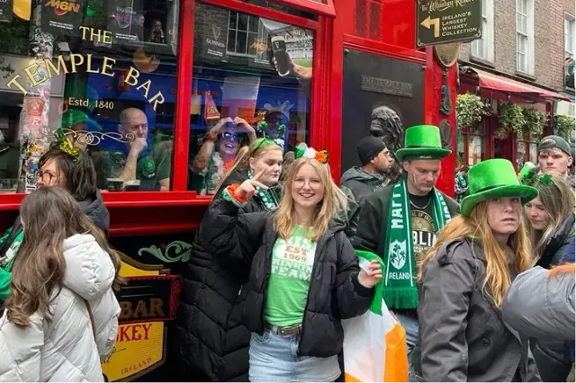 Studenti festeggiano il Saint Patrick's Day davanti al Temple Bar a Dublino