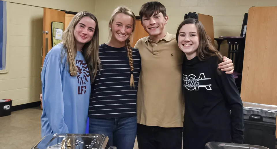 Quattro studenti sorridono nel corridoio di una scuola della Faith Christian Academy in Pennsylvania.