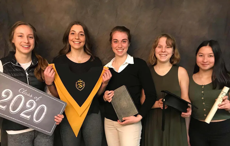 Cinque studentesse della Selkirk Secondary School sono insieme e tengono un cartello con la scritta Class of 2020.