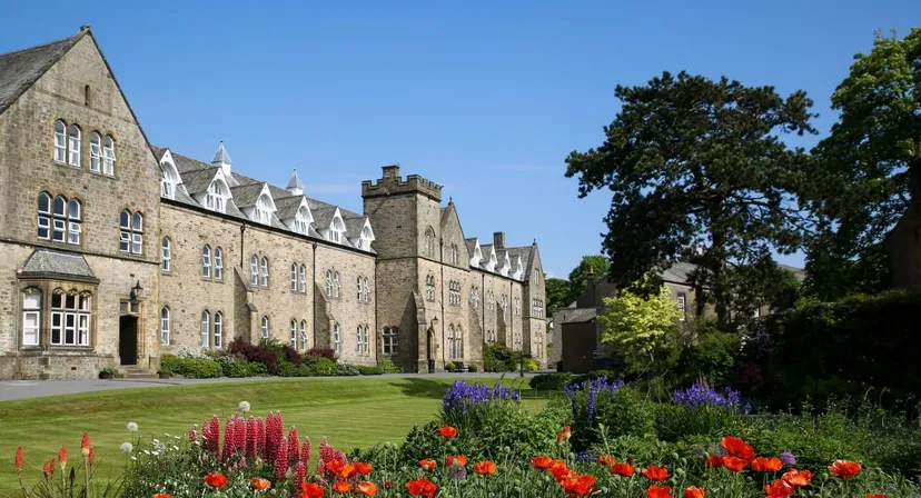 L'edificio dallo stile medievale della Giggleswick School è circondato da un giardino fiorito con una ricca vegetazione.