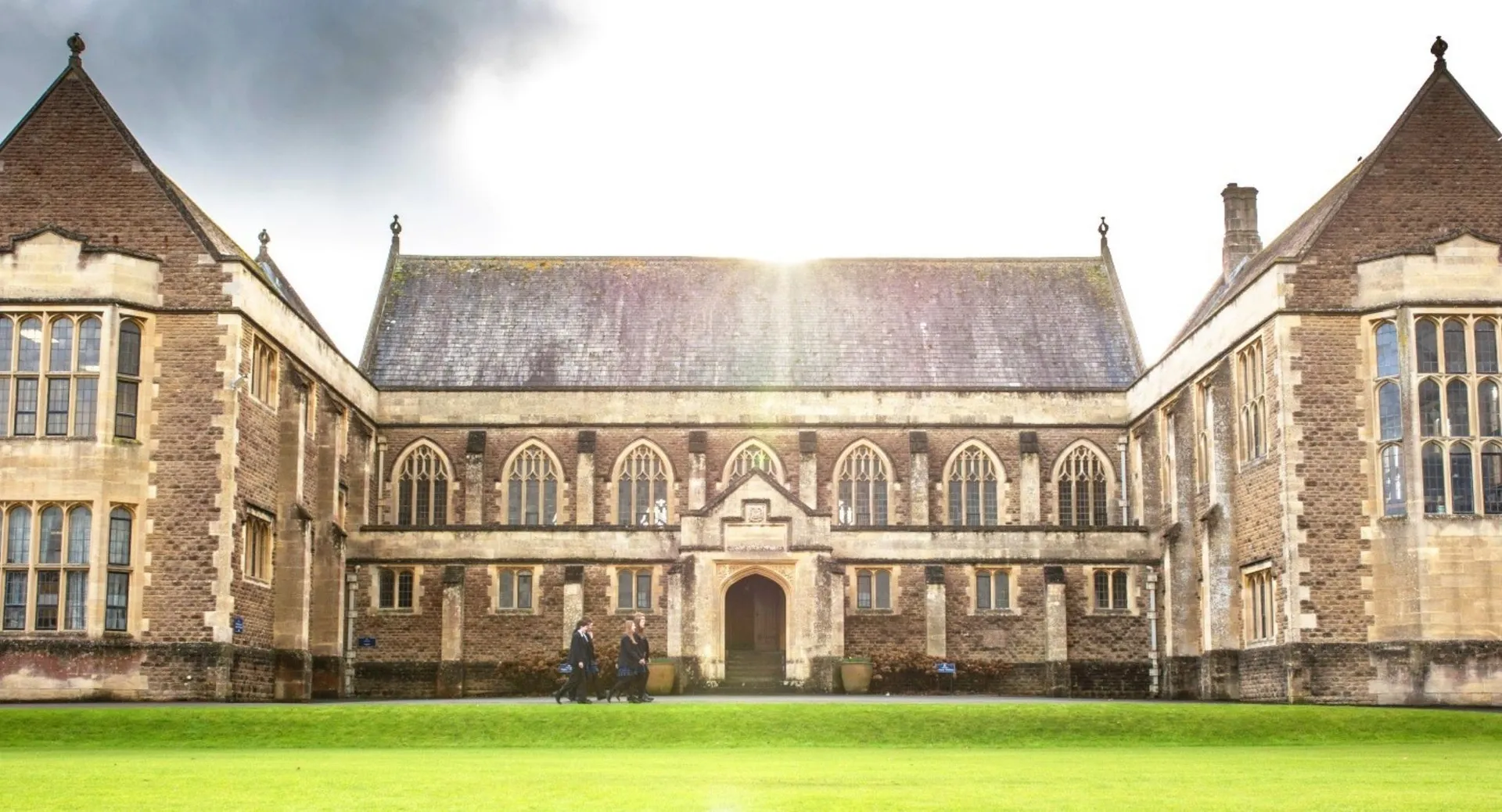 La cattedrale gotica si trova davanti a un campo erboso all'interno del terreno della King's Bruton.
