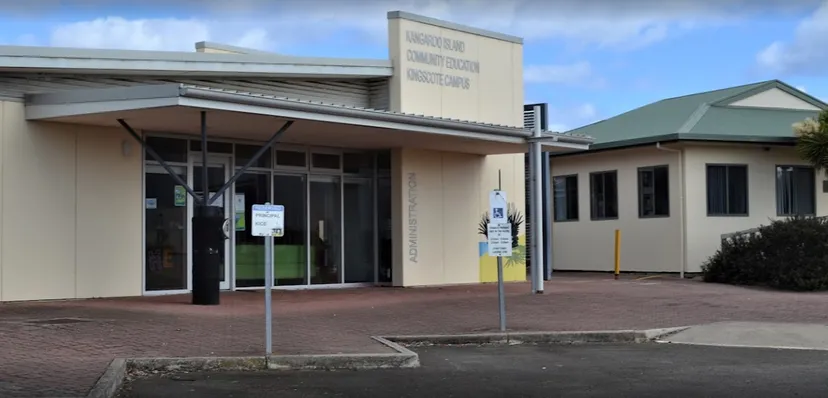 L'edificio moderno con facciata in vetro nel campus della Kangaroo Island Community Education è circondato da un'area pavimentata.