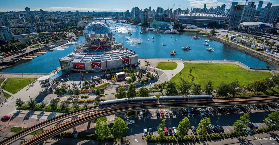 Vista sullo skyline con l'architettura a cupola vicino alla City Vancouver Academy High School lungo l'acqua.