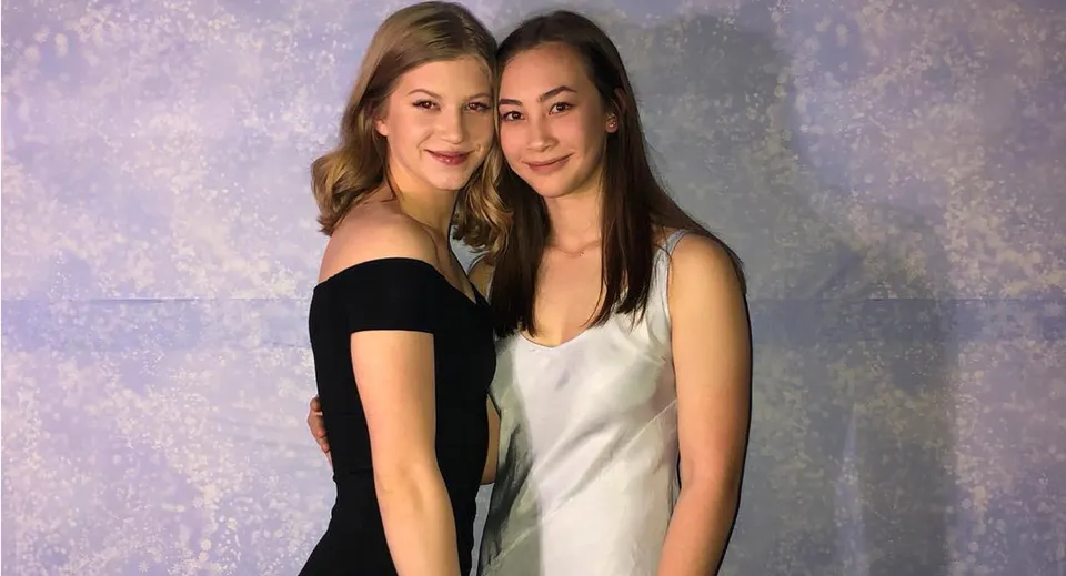 Due studentesse della Heritage Woods Secondary School posano davanti a uno sfondo chiaro.