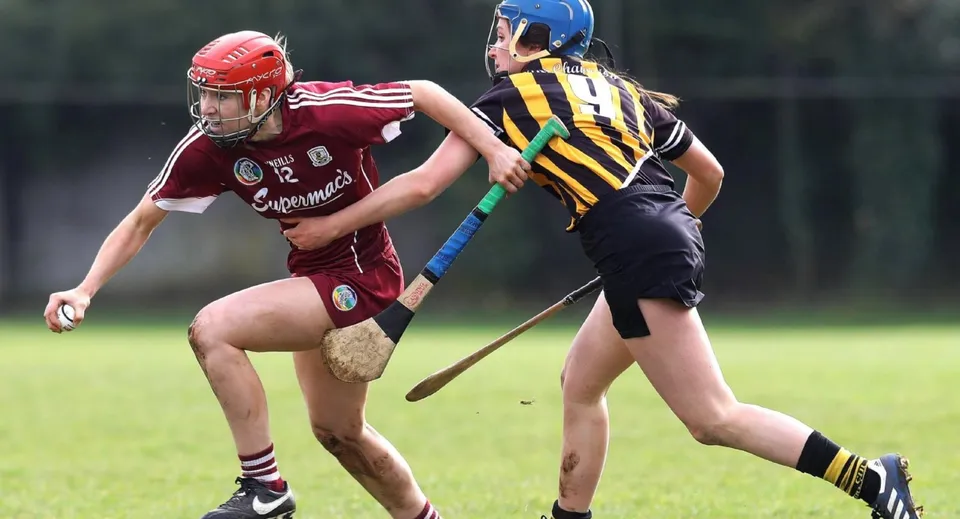 Due atlete giocano a calcio durante una competizione sul campo sportivo della Scoil Mhuire Kanturk.