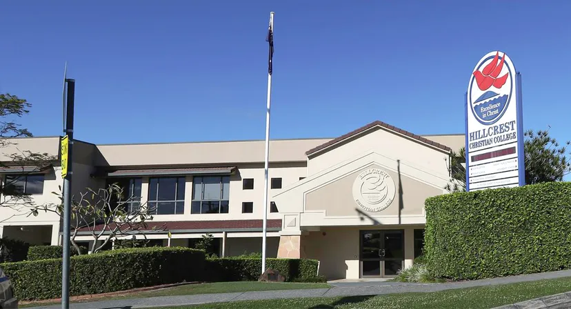 L'edificio moderno a più piani del Hillcrest Christian College si trova in un ambiente curato sotto un cielo limpido.