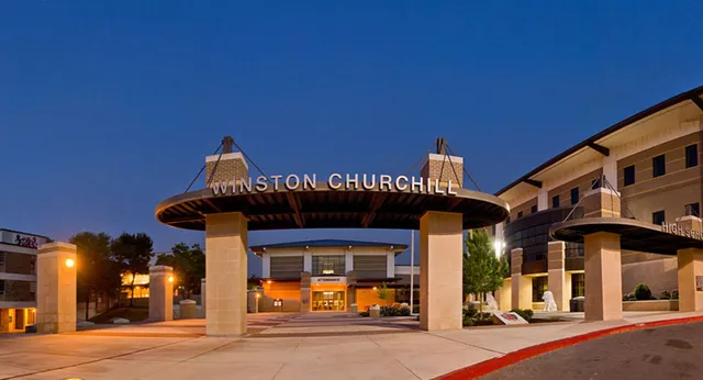 Der große und verzierte Eingang mit der Aufschrift Winston Churchill zeigt das Gebäude des Collège Churchill High School.