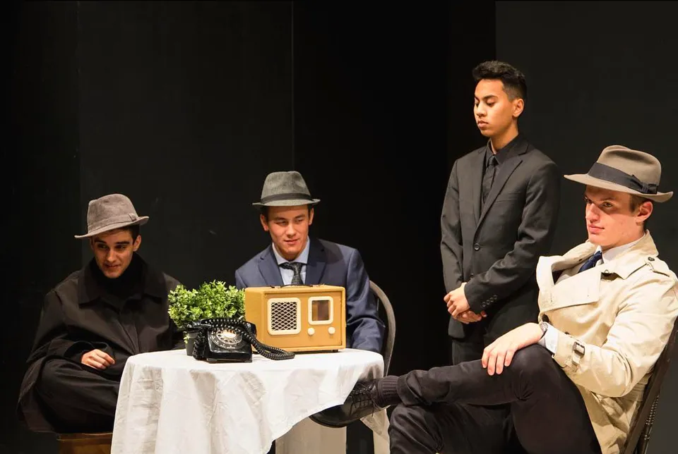 Studenti della Handsworth Secondary School recitano una scena teatrale in costumi d'epoca.